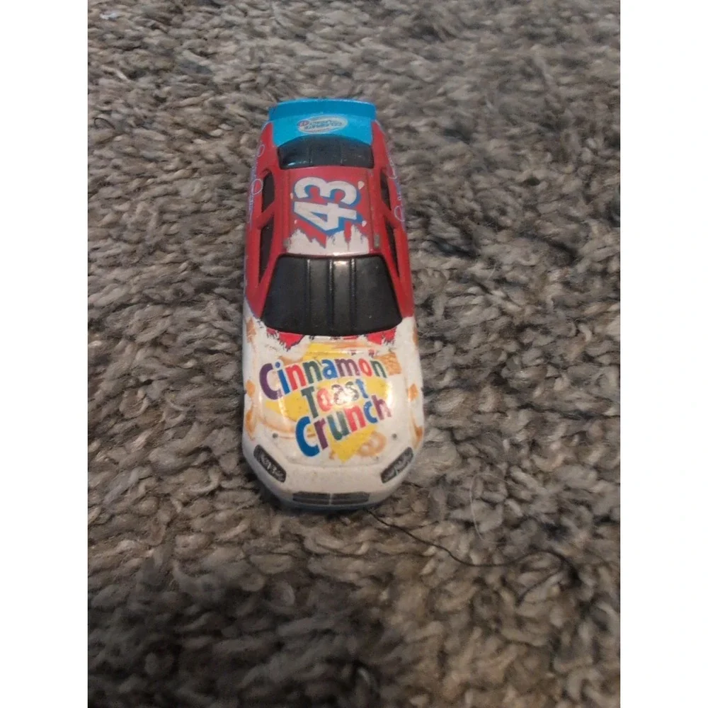 2008 Hot Wheels #43 Richard Petty NASCAR Cinnamon Toast Crunch Diecast 1:64